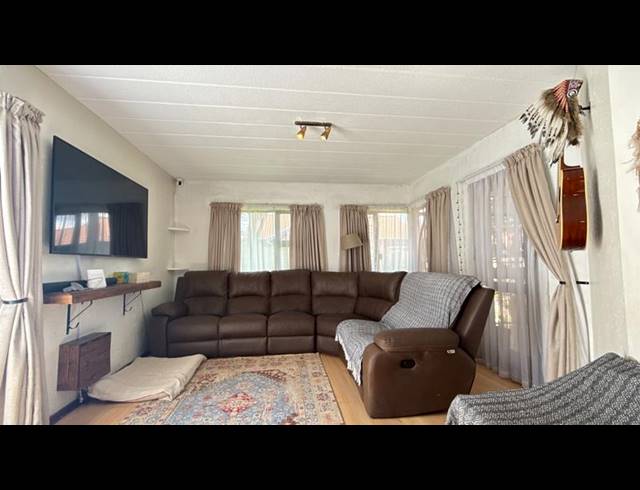 2 BEDROOM TOWNHOUSE FOR SALE IN GLENVISTA